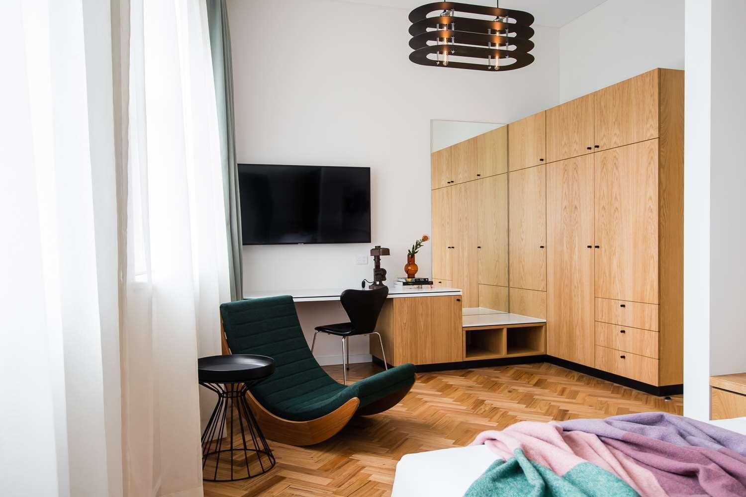 فندق ذا أولد كليير سيدني المظهر الخارجي الصورة A bedroom with a flat screen television