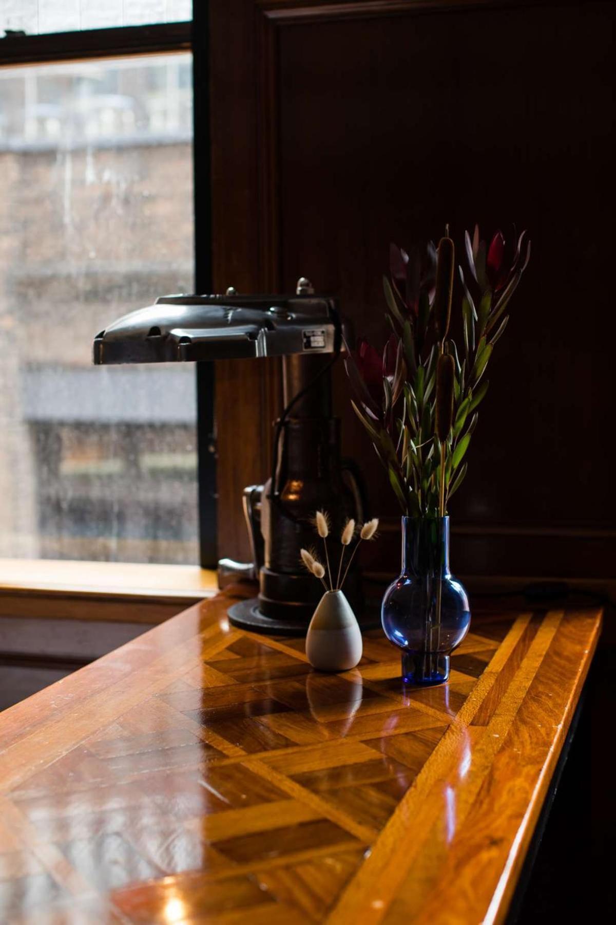فندق ذا أولد كليير سيدني المظهر الخارجي الصورة A 1930s-era desk lamp
