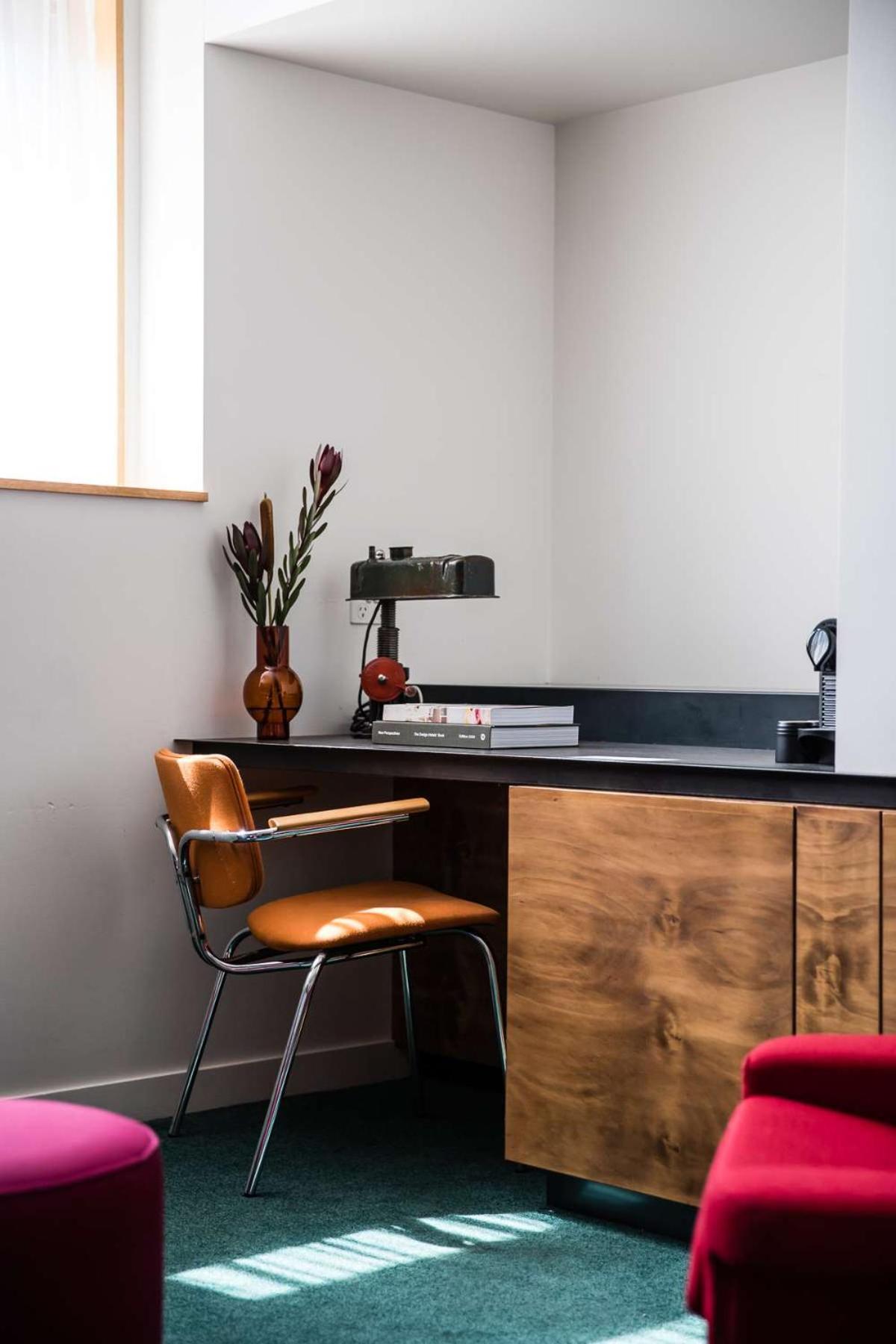 فندق ذا أولد كليير سيدني المظهر الخارجي الصورة A desk with a built-in lamp