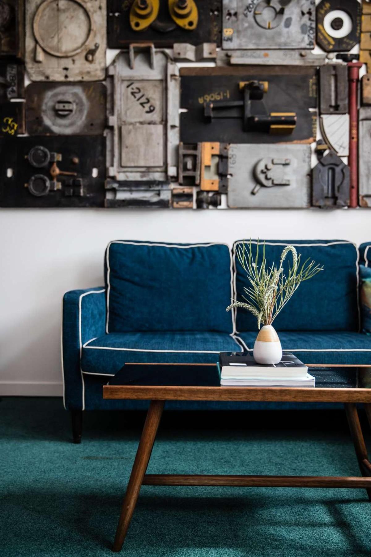 فندق ذا أولد كليير سيدني المظهر الخارجي الصورة A blue sofa