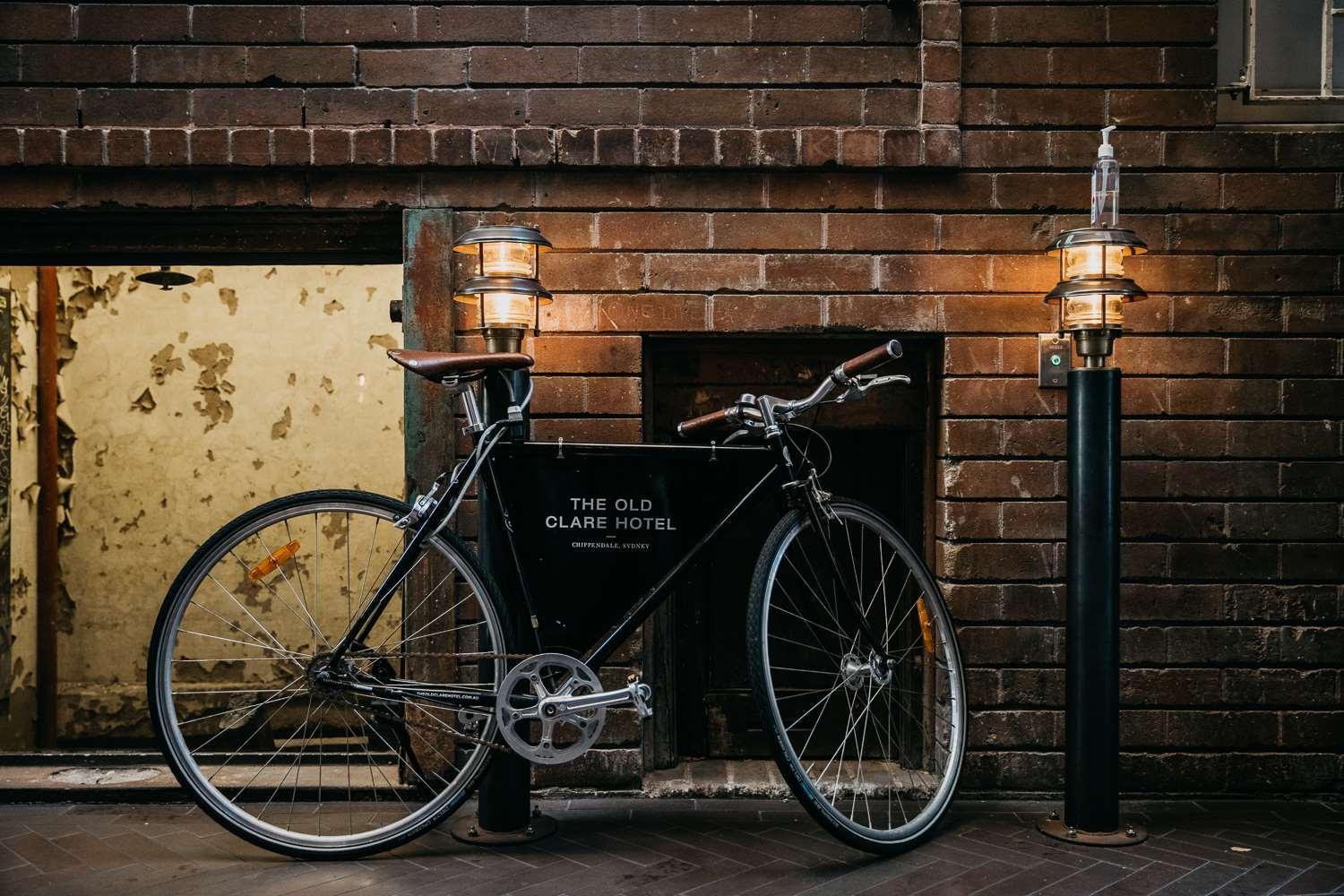 فندق ذا أولد كليير سيدني المظهر الخارجي الصورة A bicycle parked in front of the hotel